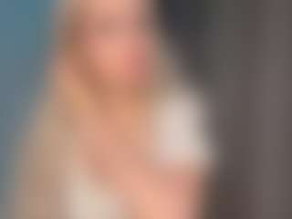 Live cam show with Luna - Petite on justonemore.cc