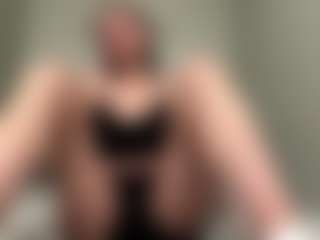 AdelaKrzesinski's Live Sex Cam Show