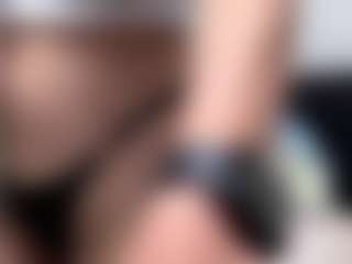 Live cam show with AdelaKrzesinski - Hairy Pussy Latina on AdultVida.com