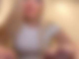 AdrienneHafenbrack MILF webcam performer live streaming