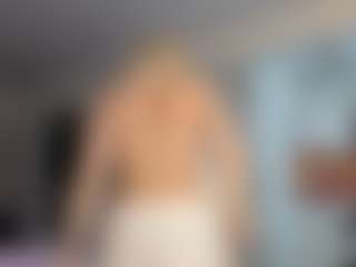 Live cam show with MariKavaney - Athletic Public on CamClone
