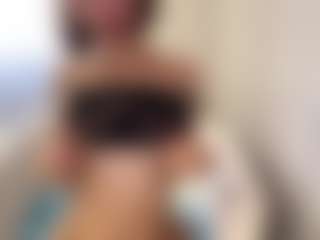 FrancineHudley MILF webcam performer live streaming
