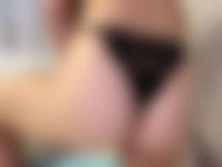FrancineHudley MILF webcam performer live streaming