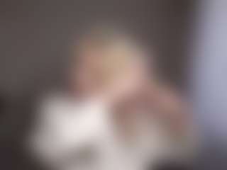 Live cam show with Flora - Skinny on AdultVida.com