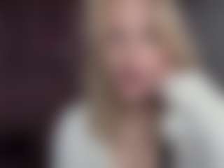 Live cam show with Flora - Upskirt on SquirtSoMuch