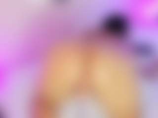 Naireth MILF webcam performer live streaming