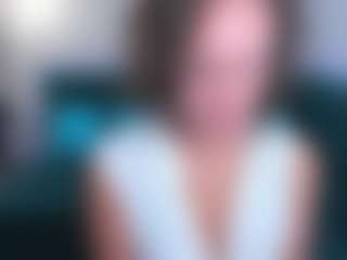 KiraSteel MILF webcam performer live streaming