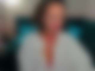 Live cam show with KiraSteel - Average on SmokeAndPoke