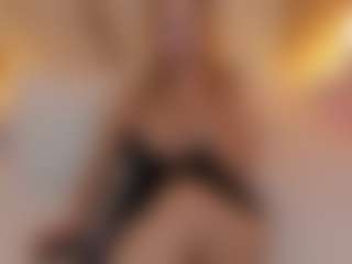Live cam show with Daraa strom - Striptease MILF on live18s.com