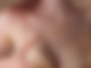 Live cam show with MarivelSicola - Shaved Pussy on AdultVida.com
