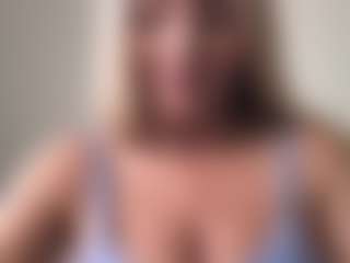 Live cam show with chloekiss - New MILF on StripNow
