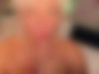 Live cam show with AnnaCoolidge - Granny Latina on SxyPornLive