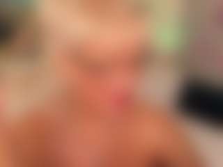 Live cam show with AnnaCoolidge - Striptease MILF on Camming Site