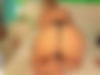 Live cam show with AnnaCoolidge - Green Eyes on Gym Cam Girls