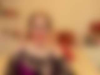 HoneylenaXS MILF webcam performer live streaming