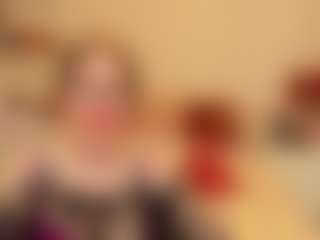 HoneylenaXS MILF webcam performer live streaming