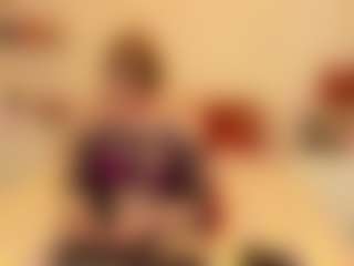 HoneylenaXS MILF webcam performer live streaming