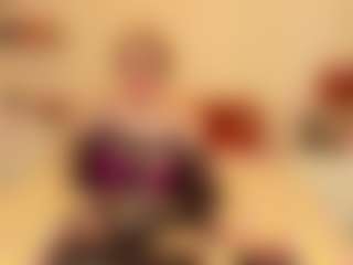 HoneylenaXS MILF webcam performer live streaming