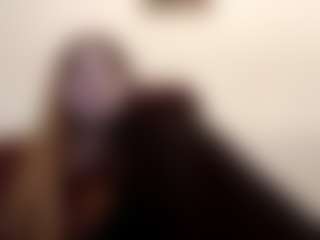 Live cam show with Emma - Average on friskycurves.com