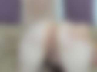 EnticingLucy MILF webcam performer live streaming