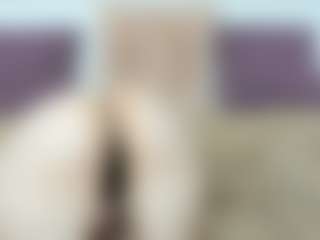 EnticingLucy MILF webcam performer live streaming