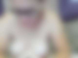 EnticingLucy MILF webcam performer live streaming