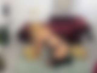 Live cam show with Ariannaaxx - Shaved Pussy on Strip Flash - Live Sex Shows