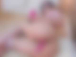 Live cam show with Payton-Oliver - Shaved Pussy on StripNow