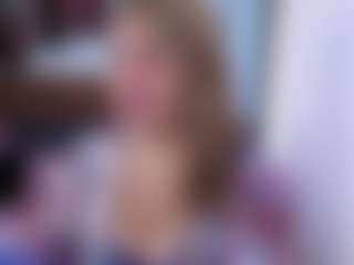 Live cam show with VictoryMilf - Average on StripNow