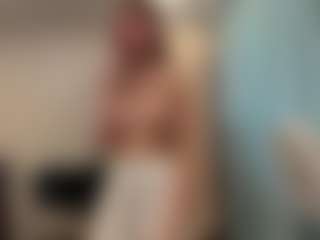 Live cam show with ZeniaArguello - Body Massage on Camsoda