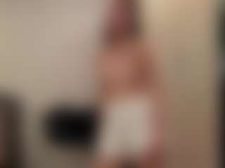 Live cam show with ZeniaArguello - Body Massage on Camsoda