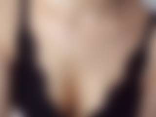 Live cam show with Luna - Upskirt on TeamSkeetLive