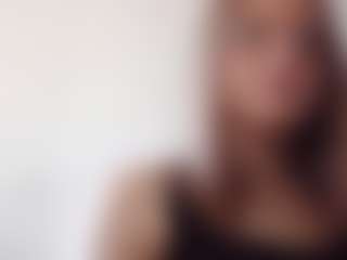 Live cam show with Luna - Facial Piercings on Camming Site