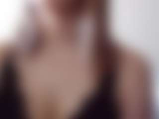 Live cam show with Luna - Average on Camsoda
