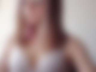 Live cam show with Luna - Public on Camsoda