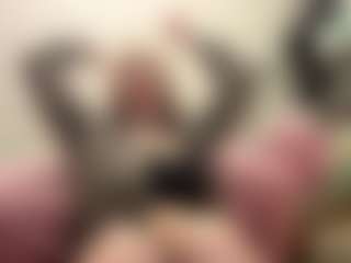 Live cam show with ReneeDinuzzo - Camel Toe on AdultVida.com