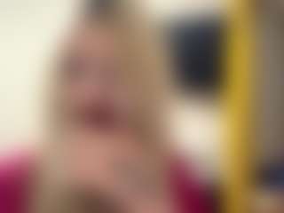 Live cam show with ReneeDinuzzo - Striptease on CamClone