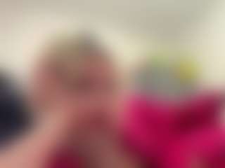 Live cam show with ReneeDinuzzo - Blonde Hair on livesuperchat.net