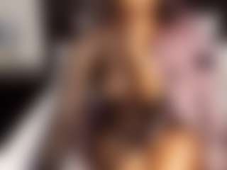 Live cam show with Bubbly-Annie07 - Ebony MILF on AdultVida.com