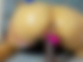 Live cam show with CarolinaSantana - Brown Hair Petite on Camsoda