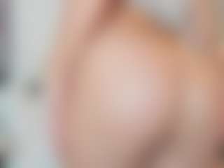 Live cam show with Naomi-Rossee - New Shaved Pussy on StripNow