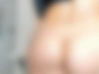Live cam show with Naomi-Rossee - Suck on madthumbs