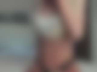 Live cam show with Breeze-see - Shaved Pussy on Camsoda
