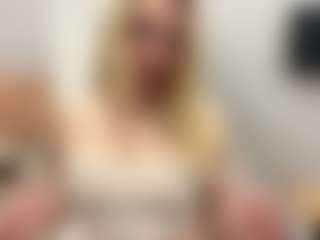 EvelynBomaster's Live Sex Cam Show