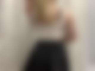 EvelynBomaster's Live Sex Cam Show