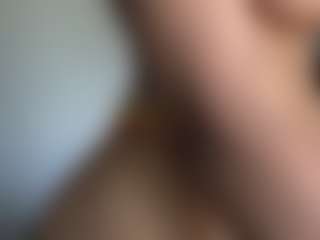 Live cam show with Hotmelelo - Mobile on StripNow