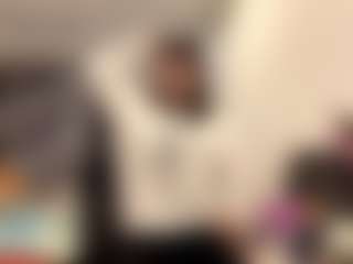 RoxannTools's Live Sex Cam Show