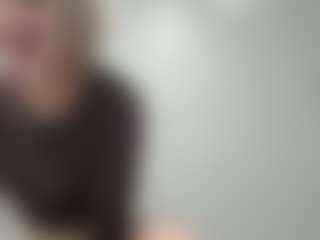 Live cam show with Luna - Bedroom on Chatstar