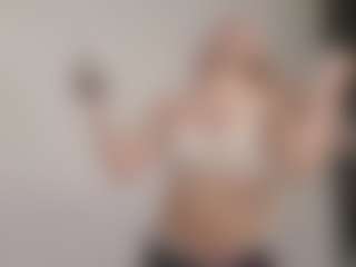 Live cam show with Luna - Cute on sexylive.show