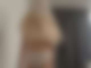 Live cam show with Luna - Green Eyes on madthumbs
